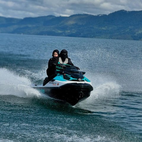 Potret Keren Ummi Pipik Ngebut Naik Jet Ski di Danau Toba, Buktikan Tampil Bercadar & Berbusana Syar'i Tak Jadi Halangan