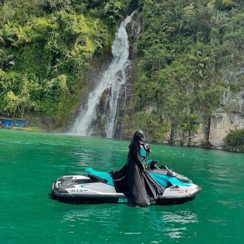 Potret Keren Ummi Pipik Ngebut Naik Jet Ski di Danau Toba, Buktikan Tampil Bercadar & Berbusana Syar'i Tak Jadi Halangan