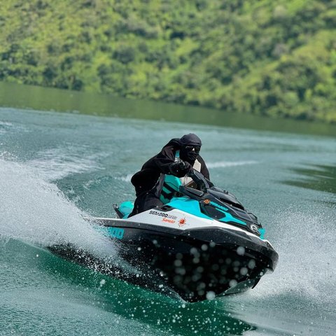 Potret Keren Ummi Pipik Ngebut Naik Jet Ski di Danau Toba, Buktikan Tampil Bercadar & Berbusana Syar'i Tak Jadi Halangan