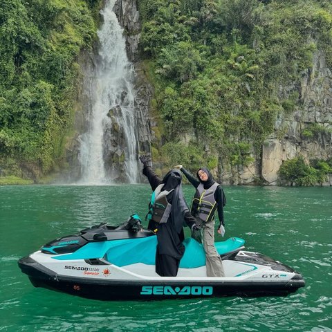 Potret Keren Ummi Pipik Ngebut Naik Jet Ski di Danau Toba, Buktikan Tampil Bercadar & Berbusana Syar'i Tak Jadi Halangan