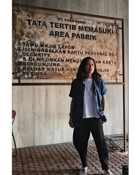 6 Gaya Kasual Dian Sastrowardoyo Jadi Produser Eksekutif Film Monster Pabrik Rambut, Tampil Cantik dan Berkharisma