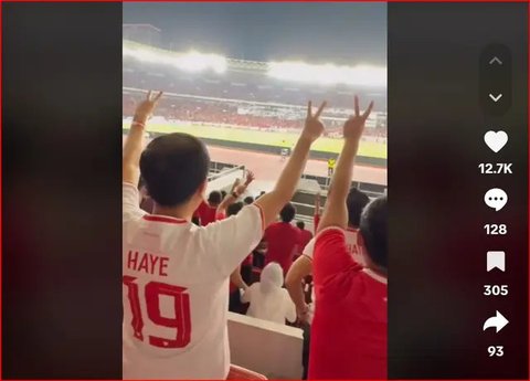 Jokowi Dukung Timnas Indonesia di Laga Lawan Arab Saudi, Pakai Jersey Pemain Solo di Bangku Biasa