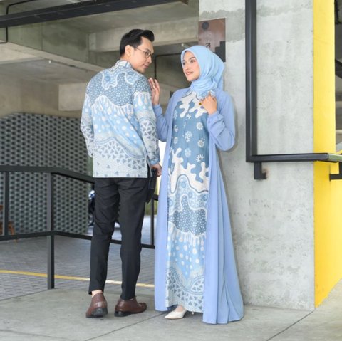 Gaya Lebaran 2025 Super Kekinian, Inspirasi 5 Baju Couple Warna Ice Blue yang Bikin Semua Mata Tertuju Padamu