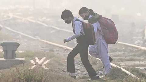 FOTO: Perjuangan Pelajar Pakistan Berangkat Sekolah di Tengah Kepungan Polusi Parah