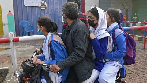 FOTO: Perjuangan Pelajar Pakistan Berangkat Sekolah di Tengah Kepungan Polusi Parah