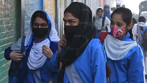 FOTO: Perjuangan Pelajar Pakistan Berangkat Sekolah di Tengah Kepungan Polusi Parah