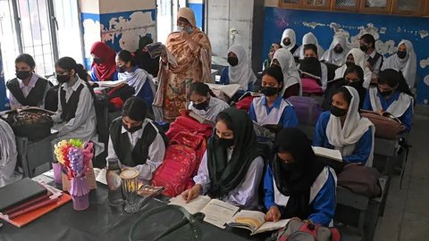 FOTO: Perjuangan Pelajar Pakistan Berangkat Sekolah di Tengah Kepungan Polusi Parah