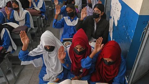 FOTO: Perjuangan Pelajar Pakistan Berangkat Sekolah di Tengah Kepungan Polusi Parah