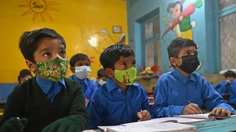 FOTO: Perjuangan Pelajar Pakistan Berangkat Sekolah di Tengah Kepungan Polusi Parah