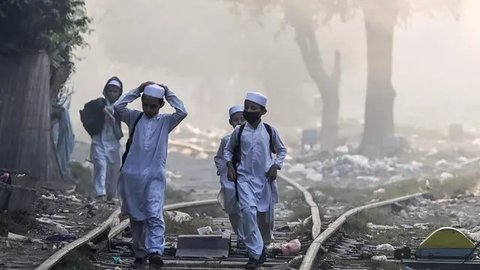 FOTO: Perjuangan Pelajar Pakistan Berangkat Sekolah di Tengah Kepungan Polusi Parah