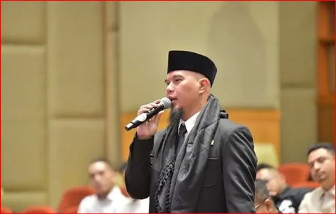 Ahmad Dhani Hadiri Rapat Komisi X DPR-RI sebagai Anggota Dewan, Netizen: Malam Jadi Dewa