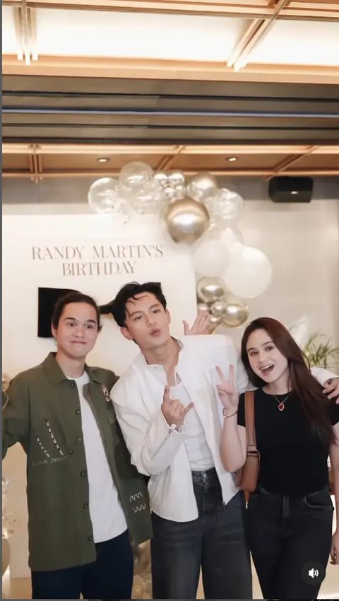 Pakai Outfit Serba Monokrom, 6 Potret Artis di Ulang Tahun Randy Marin, Penampilan Cantik Lyodra Ginting Jadi Sorotan