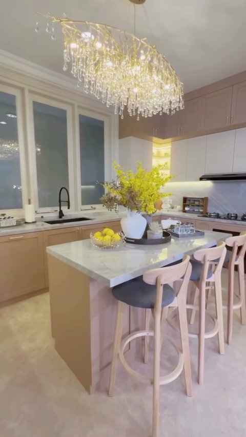 Mewah dan Elegan, Intip 8 Potret Dapur Baru Olla Ramlan dengan Chandelier Cantik, Impian Para Ibu Rumah Tangga