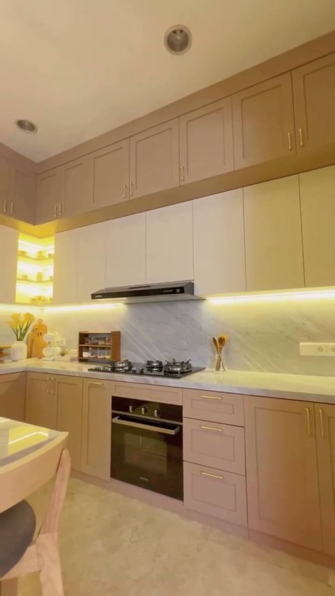 Mewah dan Elegan, Intip 8 Potret Dapur Baru Olla Ramlan dengan Chandelier Cantik, Impian Para Ibu Rumah Tangga