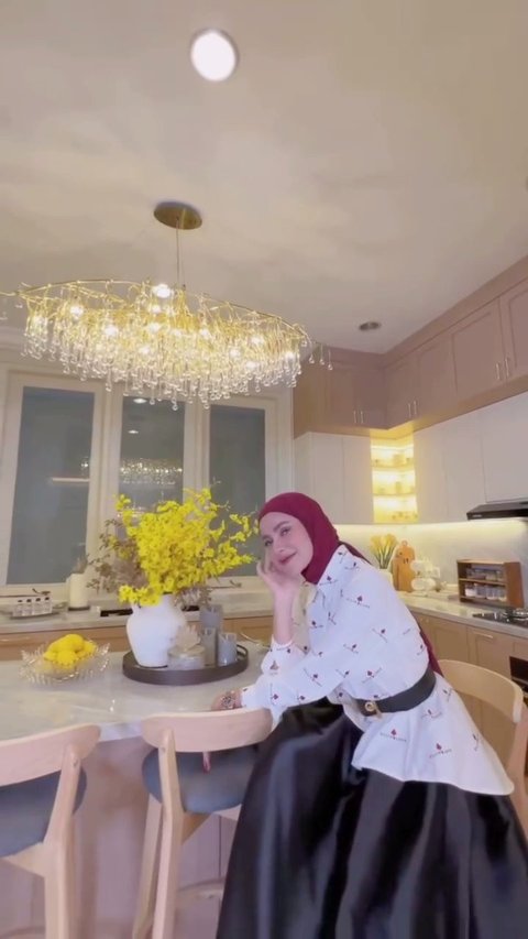 Mewah dan Elegan, Intip 8 Potret Dapur Baru Olla Ramlan dengan Chandelier Cantik, Impian Para Ibu Rumah Tangga