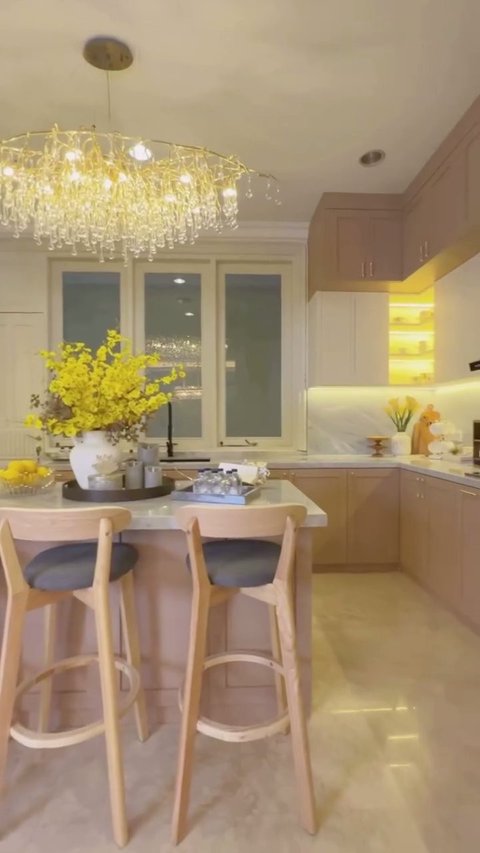 Mewah dan Elegan, Intip 8 Potret Dapur Baru Olla Ramlan dengan Chandelier Cantik, Impian Para Ibu Rumah Tangga