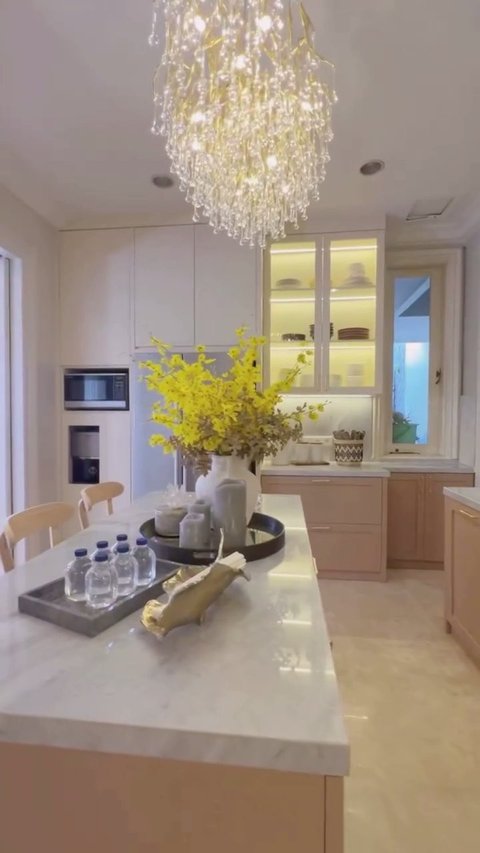 Mewah dan Elegan, Intip 8 Potret Dapur Baru Olla Ramlan dengan Chandelier Cantik, Impian Para Ibu Rumah Tangga