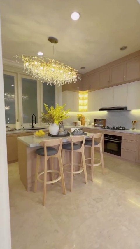 Mewah dan Elegan, Intip 8 Potret Dapur Baru Olla Ramlan dengan Chandelier Cantik, Impian Para Ibu Rumah Tangga