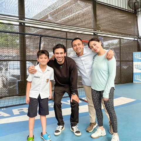 9 Potret Pemain Timnas Nathan Tjoe-A-On Main ke Rumah Raffi Ahmad, Akrab dengan Rayyanza hingga Main Bola Bareng Rafathar