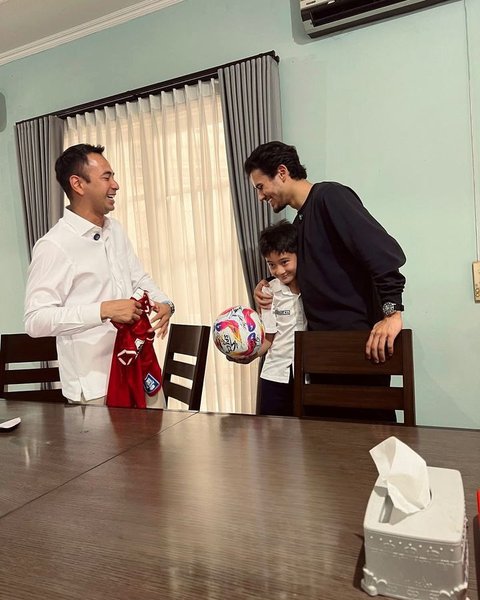 9 Potret Pemain Timnas Nathan Tjoe-A-On Main ke Rumah Raffi Ahmad, Akrab dengan Rayyanza hingga Main Bola Bareng Rafathar