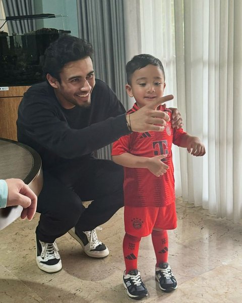 9 Potret Pemain Timnas Nathan Tjoe-A-On Main ke Rumah Raffi Ahmad, Akrab dengan Rayyanza hingga Main Bola Bareng Rafathar