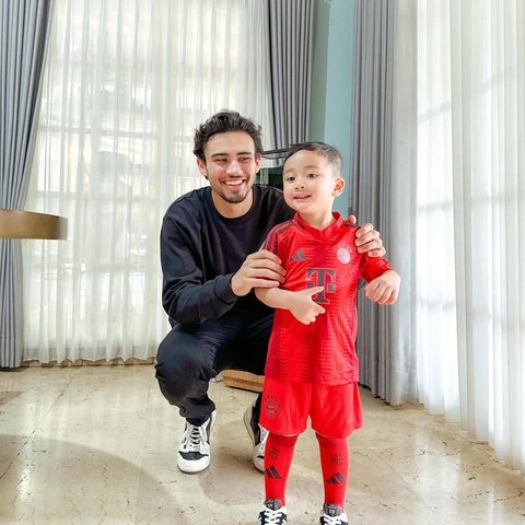 9 Potret Pemain Timnas Nathan Tjoe-A-On Main ke Rumah Raffi Ahmad, Akrab dengan Rayyanza hingga Main Bola Bareng Rafathar