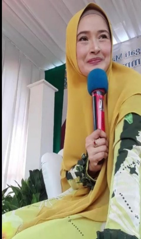 Sudah Hijrah dan Jadi Ustazah, Intip 7 Potret Cantik Artis Mega Putri Aulia Berbalut Hijrab Syar'i