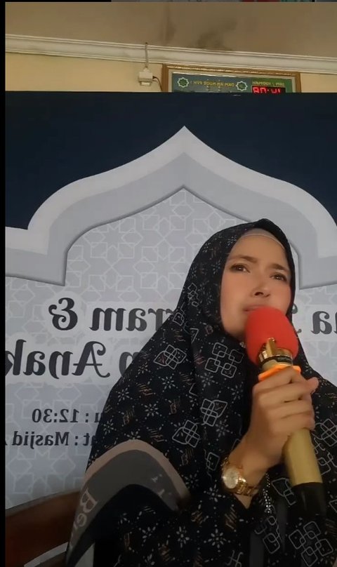 Sudah Hijrah dan Jadi Ustazah, Intip 7 Potret Cantik Artis Mega Putri Aulia Berbalut Hijrab Syar'i