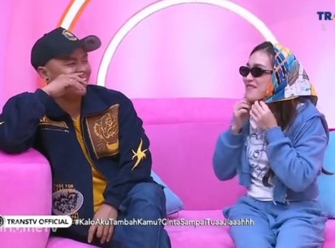 Ayu Ting Ting Ikut Tren Korea Kenakan Syal di Kepala Malah Kena Protes Anak Kartika Putri: Pakai Kerudung yang Bener Dong