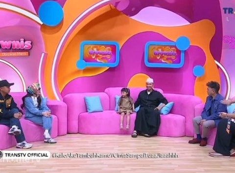 Ayu Ting Ting Ikut Tren Korea Kenakan Syal di Kepala Malah Kena Protes Anak Kartika Putri: Pakai Kerudung yang Bener Dong