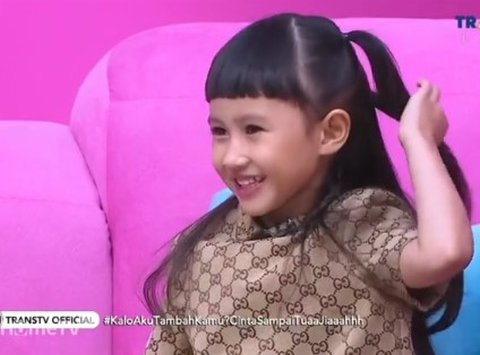 Ayu Ting Ting Ikut Tren Korea Kenakan Syal di Kepala Malah Kena Protes Anak Kartika Putri: Pakai Kerudung yang Bener Dong