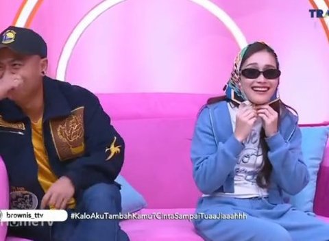 Ayu Ting Ting Ikut Tren Korea Kenakan Syal di Kepala Malah Kena Protes Anak Kartika Putri: Pakai Kerudung yang Bener Dong