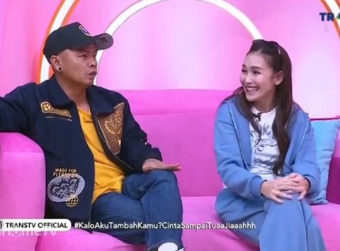 Ayu Ting Ting Ikut Tren Korea Kenakan Syal di Kepala Malah Kena Protes Anak Kartika Putri: Pakai Kerudung yang Bener Dong