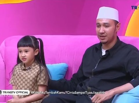 Ayu Ting Ting Ikut Tren Korea Kenakan Syal di Kepala Malah Kena Protes Anak Kartika Putri: Pakai Kerudung yang Bener Dong