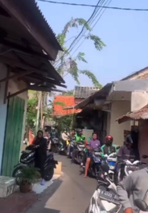 Pemotor Terjebak Macet di Gang Sempit Gara-Gara Warga Betulin Atap Rumah, Tak Ada yang Berani Klakson karena Cuma Numpang Lewat