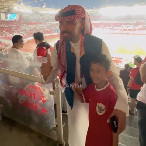 Reaksi Terkagum-kagum Suporter Arab Saudi Melihat Istimewanya Fans Indonesia Salat Magrib di Stadion GBK