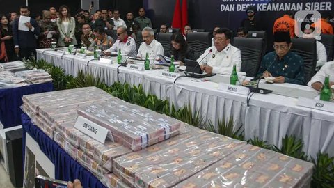 FOTO: Penampakan Tumpukan Uang Miliaran Rupiah Hasil Operasi Pemberantasan Judi Online