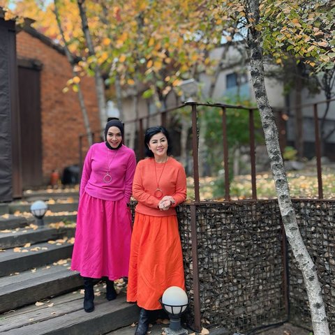 Duo Nenek Kece, Potret Rieta Amilia & Desiree Tarigan Liburan Bareng ke Korea - Berburu Aneka Jajanan Lezat