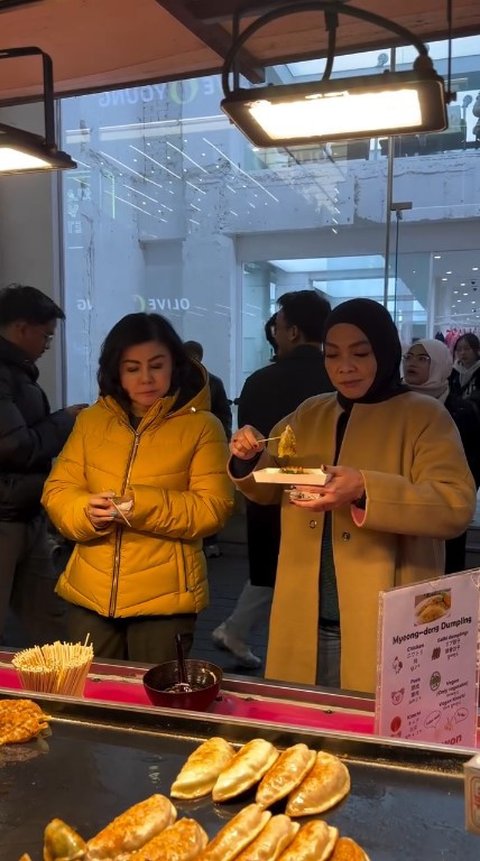 Duo Nenek Kece, Potret Rieta Amilia & Desiree Tarigan Liburan Bareng ke Korea - Berburu Aneka Jajanan Lezat