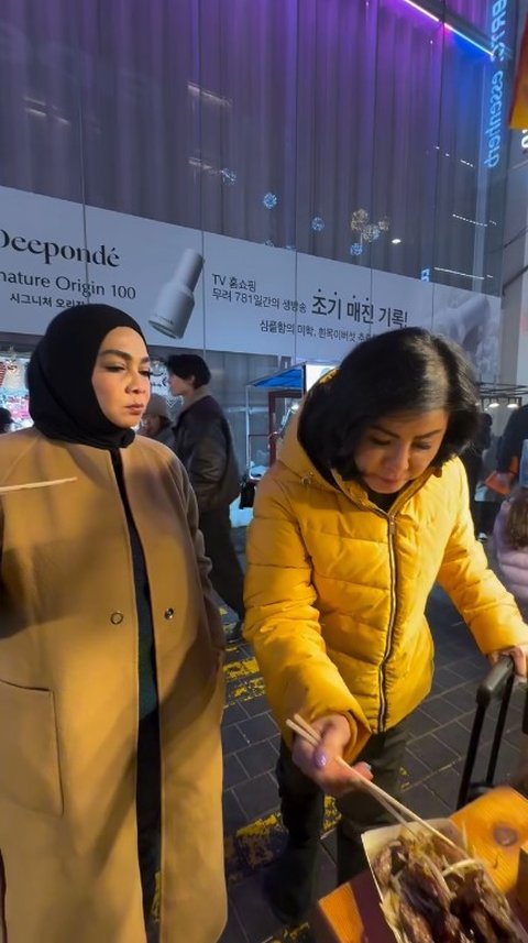 Duo Nenek Kece, Potret Rieta Amilia & Desiree Tarigan Liburan Bareng ke Korea - Berburu Aneka Jajanan Lezat