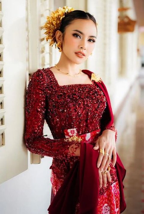 7 Inspirasi Outfit Batik Kombinasi untuk Pesta Pernikahan ala Selebriti Tanah Air