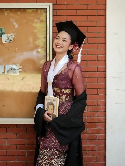 4 Model Kebaya Wisuda yang Anggun ala Artis Tanah Air, Bikin Tam Lebih Berkelas di Momen Spesial