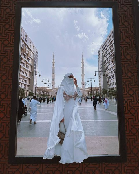 FOTO: Gaya Transgender Isa Zega Tampil Berhijab dan Bercadar saat Umrah Berujung Dilaporkan ke Polisi