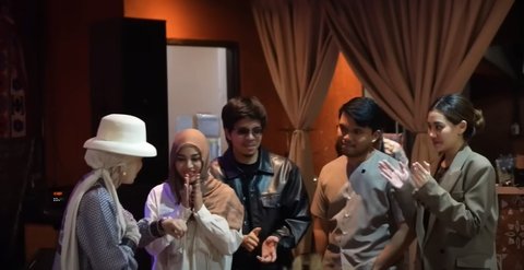 Aurel Hermansyah dan Aaliyah Massaid Beri Hadiah kepada Lenggogeni Faruk, Reaksi Ibu Mertua Jadi Sorotan