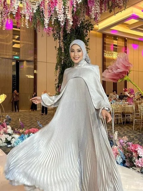 Inspirasi Gamis Lebaran 2025: Plisket Futuristik dan Renda Feminin.