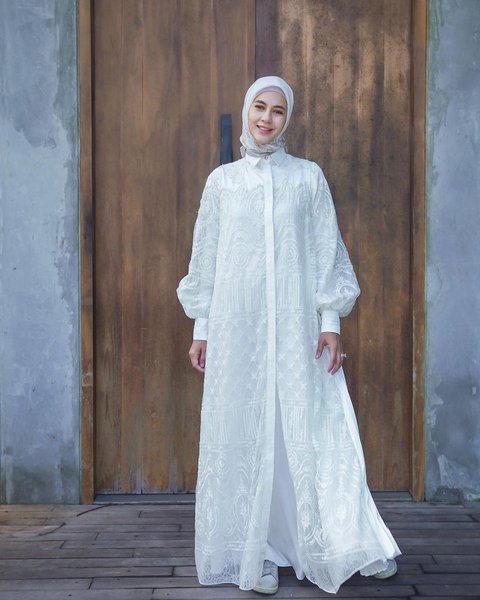 Inspirasi gamis anggun untuk Lebaran 2025 yang berasal dari pilihan para artis Indonesia.