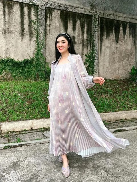 Inspirasi gamis anggun untuk Lebaran 2025 yang berasal dari pilihan para artis Indonesia.