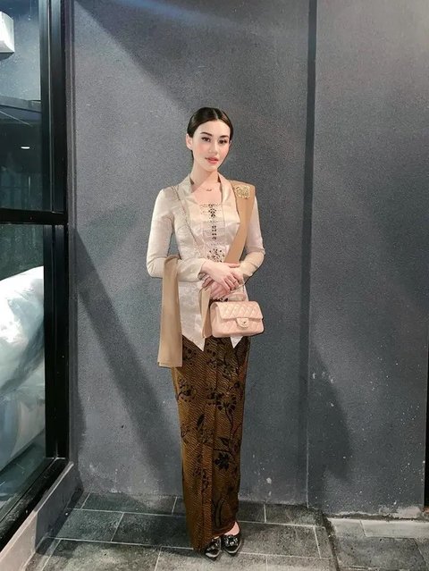 4 Model Kebaya Kutubaru Sederhana yang Terinspirasi dari Artis, Ada Aaliyah Massaid hingga Hesti Purwadinata