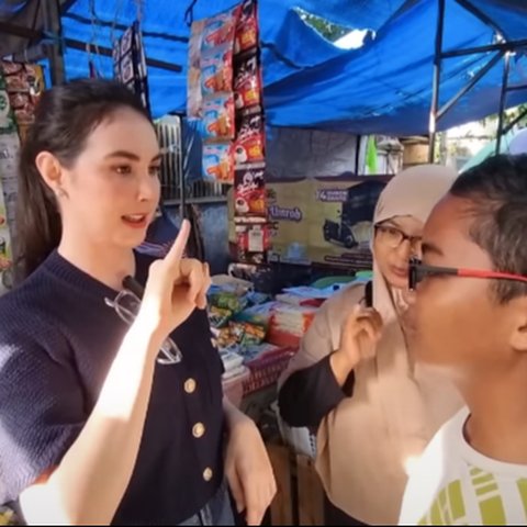 Tak Gengsi, Momen Arumi Bachsin Belanja Kerudung dan Oncom di Pasar Tradisional