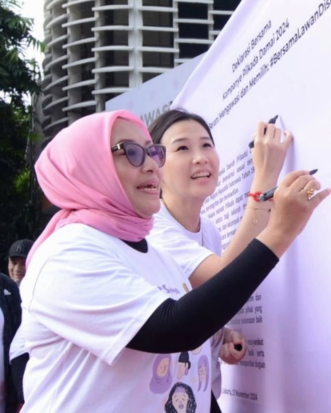 Penampilan Sederhana Tapi Bersinar Veronica Tan Bersama Menteri Arifah, Singgung Perempuan Sejajar dengan Pria